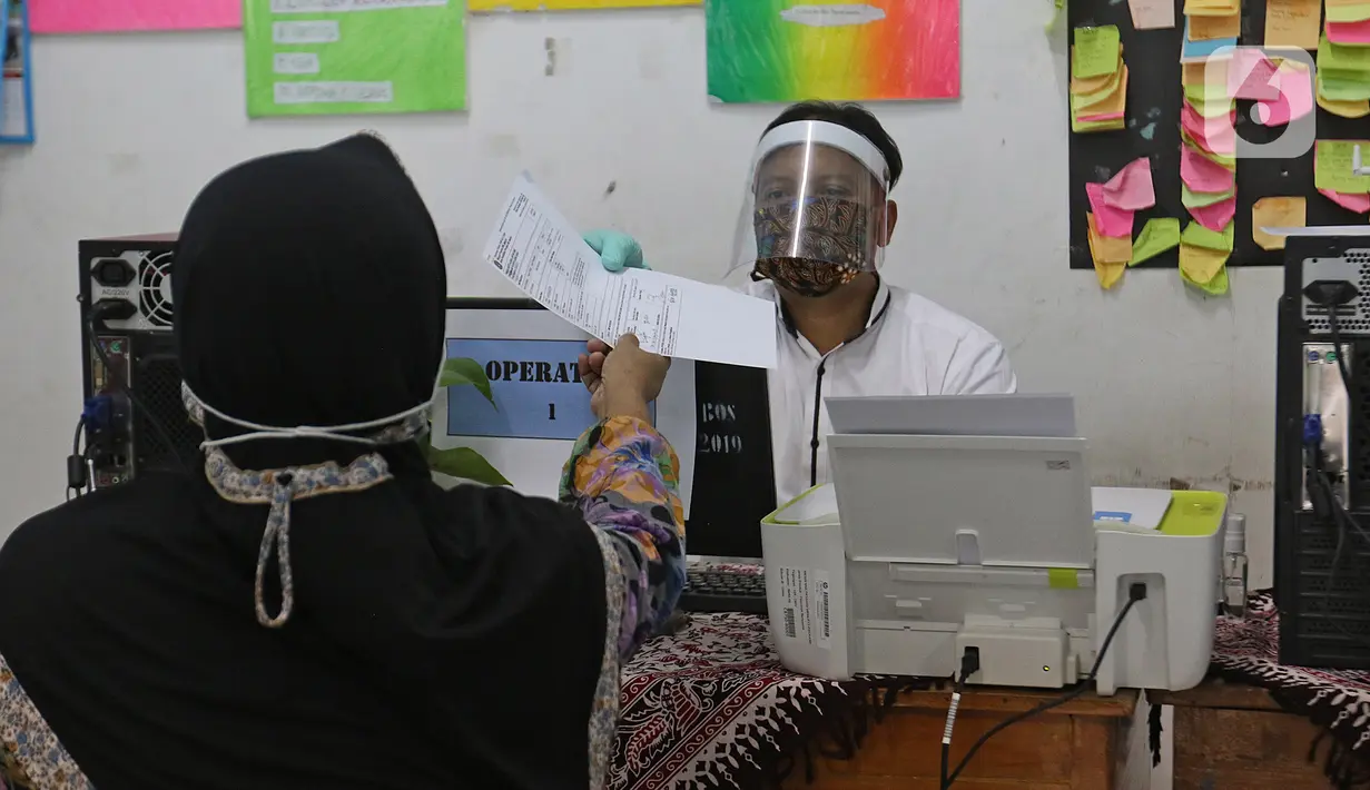 Panitia melayani orangtua calon siswa saat pengurusan Penerimaan Peserta Didik Baru (PPDB) di SMPN 60 Jakarta, Rabu (17/6/2020). Sejumlah sekolah di DKI Jakarta, salah satunya SMPN 60 Jakarta, membuka penerimaan peserta didik baru sejak 15 Juni 2020. (Liputan6.com/Herman Zakharia)