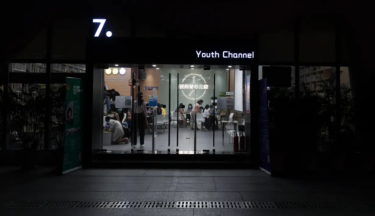 Orang-orang menghadiri kelas merangkai bunga di "Youth Channel" di Shenzhen, China (2/9/2020). Youth Channel adalah pusat komunitas yang menyediakan kuliah dan kelas budaya, seperti kursus ukulele dan keterampilan merangkai bunga bagi kaum muda sepulang bekerja. (Xinhua/Mao Siqian)
