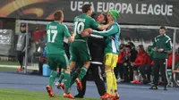 Para pemain Rapid Vienna merayakan gol pertama yang dicetak Steffen Hofmann bersama sang pelatih, Zoran Barisic. (Bola.com / Reza Khomaini)