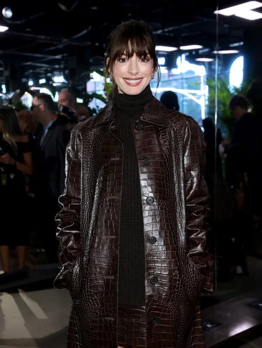 Anne Hathaway saat menghadiri Michael Kors Collection Spring/Summer 2023 Runway Show di New York City, Amerika Serikat, 14 September 2022. Gaya yang ditampilkan Anne Hathaway ini langsung memicu dejavu, khususnya di kalangan penggemar film The Devil Wears Prada. (Dimitrios Kambouris/Getty Images for Michael Kors/AFP)
