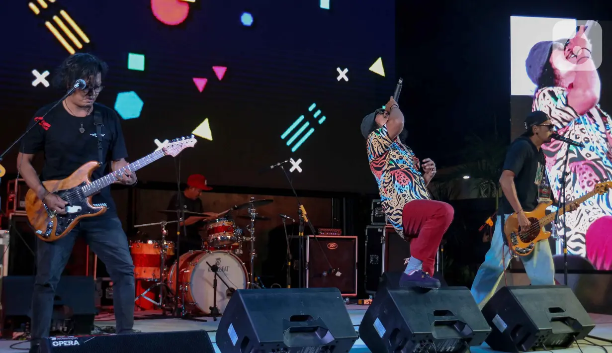 Grup musik Funky Kopral saat tampil dalam hari pertama festival musik All You Can Hear Gigs di Asthana Kemang, Jakarta Selatan,  Selasa (5/11/2024). (Liputan6.com/Herman Zakharia)