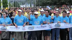 Direktur Utama Bank BTN Maryono (topi berkacamata hitam) melepas ribuan peserta home run in harmony di Senayan, Jakarta, Minggu (21/2). PT Bank Tabungan Negara (Persero) Tbk (BBTN) merayakan hari ulang tahunnya (HUT) ke 66. (Liputan6.com/Angga Yuniar)