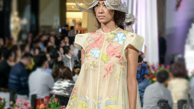 Fashion Show Beginilah Gaya Noni Noni Belanda Berpesta Kebun Di Era Modern Fashion Fimela Com