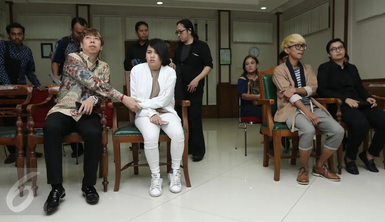 Ekspresi Aming dan Evelyn saat menghadiri sidang perdana perceraiannya di Pengadilan Agama Jakarta Selatan, Kamis (23/3). Pada kesempatan tersebut Evelyn mengaku pasrah atas keputusan suaminya untuk bercerai. (Liputan6.com/Herman Zakharia)