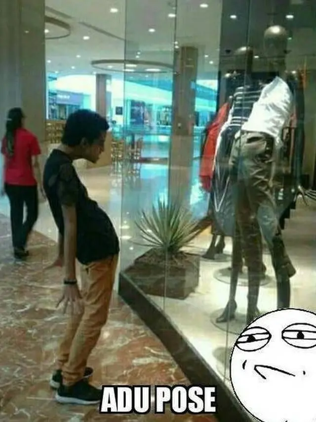 6 Potret Orang Mirip Manekin Ini Bak Pinang Dibelah Dua, Kocak