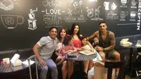 Duo Brasil milik Persija Jakarta, Addison Alves dan Jaimerson da Silva, menghabiskan waktu bersama keluarga di Bali. (Dok. Media Persija)