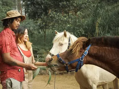 Tak lama setelah memiliki rumah hutan di lereng Gunung Pundak, Mojokerto, Jawa Timur, Dodit melanjutkan hobinya memelihara kuda. Kali ini Angelina Ci ikut larut usai memiliki kuda bersama kekasih. (Liputan6.com/IG/@angelina_ci)