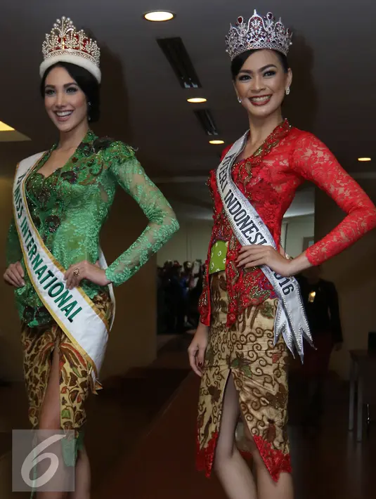 Miss Internasional 2015, Edymar Martinez  beserta Putri Indonesia 2016, Kezia Roslin Cikita Warouw berpose di Garuda Indonesia Training Center, Jakarta, (22/2). Mereka juga melakukan serangkaian kunjungan ke beberpa daerah. (Liputan6.com/Herman Zakharia)