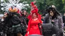 Sejumlah peserta dengan kostum nyentrik memeriahkan Wave Gothic Festival (WGT) di Leipzig, Jerman, 19 Mei 2018. Festival tersebut juga menampilkan beberapa pameran dengan atribut abad pertengahan, gothic dan budaya. (AP Photo/Jens Meyer)