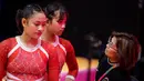 <p>Pesenam putri Indonesia, Salsabilla Hadi Pamungkas (kiri) dan Alarice Mallica Prakoso mendengarkan instruksi dari pelatih Eva Novalina Butarbutar saat Kejuaraan Dunia Gimnastik 2025 di Indonesia Arena, Senayan, Jakarta, Selasa (21/10/2025). (Bola.com/Bagaskara Lazuardi)</p>