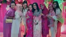 Hadir juga 'Ratu Dangdut Indonesia' Elvy Sukaesih yang juga mengenakan dress merah muda. Bahkan, penyanyi biasa disapa Ummy Elvy itu menyumbangkan lagu untuk memeriahkan acara. Terlihat hadir juga ibunda Nagita Slavina, Mama Rieta. [Instagram/elvy_sukaesih]