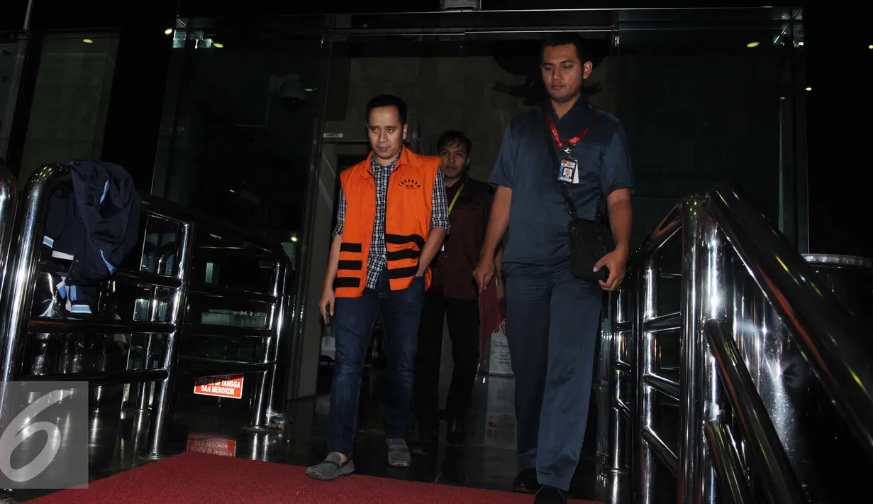 Triswara Dhanu Brata berjalan meninggalkan gedung KPK usai menjalani pemeriksaan, Jakarta, Rabu (18/1). Triswara diperiksa sebagai tersangka suap yang menyeret mantan Wali Kota Cimahi dua periode Mohammad Itoch Tochija. (Liputan6.com/Helmi Affandi)