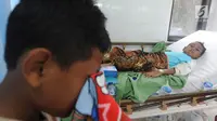 Salah satu anak yang menjadi korban tsunami Tanjung Lesung menjalani perawatan di Puskesmas  Panimbang, Pandeglang, Minggu (23/12). Tsunami menerjang pantai di Selat Sunda, khususnya di Pandenglang, Lampung Selatan, dan Serang. (Merdeka.com/Arie Basuki)