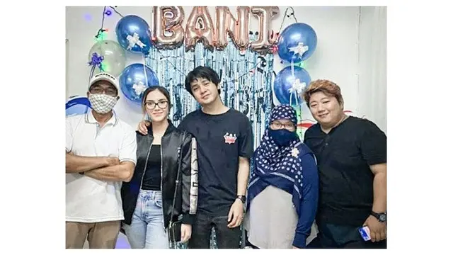 6 Potret Kejutan Ulang Tahun Arbani Yasiz ke-26, Ada Calon Mertua