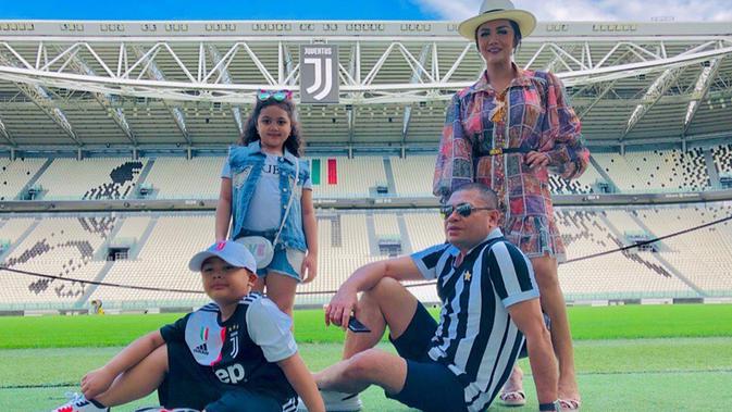 Selain berfoto di depan museum klub sepak bola Juventus, Krisdayanti dan Raul Lemos ternyata mendapat kesempatan untuk bisa mencicipi rumput lapangan Allianz Arena . (Liputan6.com/IG/krisdayantilemos)