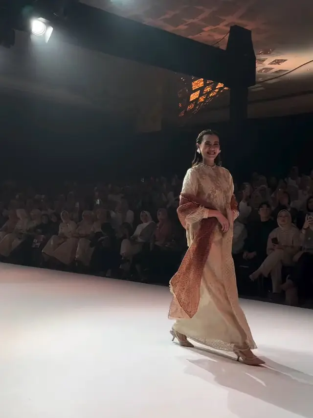 Pesona Aaliyah Massaid saat runway saat sedang hamil.