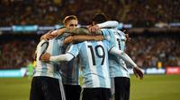 Para pemain Argentina merayakan gol ke gawang Brasil pada laga persahabatan di MCG, Melbourne, Jumat (9/6/2017). (AFP/Saeed Khan)