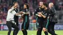 Seorang suporter menghampiri pemain Real Madrid, Marcelo untuk berswafoto usai leg pertama semifinal Liga Champions melawan Bayern Munchen di Allianz Arena, Rabu (25/4). Marcelo terlihat terkejut saat dihampiri si penerobos lapangan. (AFP/Christof STACHE)