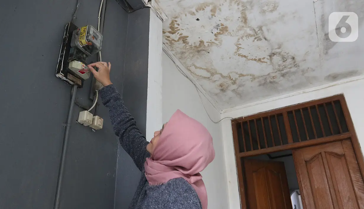 Warga memeriksa meteran listrik di kawasan Matraman, Jakarta, Kamis (2/4/2020). Pemerintah menggratiskan biaya tarif listrik bagi konsumen 450 Volt Ampere (VA) dan pemberian keringanan tagihan 50 persen kepada konsumen bersubsidi 900 VA mulai April hingga Juli 2020. (Liputan6.com/Herman Zakharia)