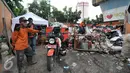 Sejumlah petugas kebersihan dengan kendaraan angkutnya mengumpulkan sampah di tempat pembuangan sampah sementara (TPSS), Pasar Baru, Jakarta, Jumat (25/11). Dalam sehari, Kelurahan Pasar Baru menghasilkan sampah mencapai 3 ton. (Liputan6.com/Yoppy Renato)