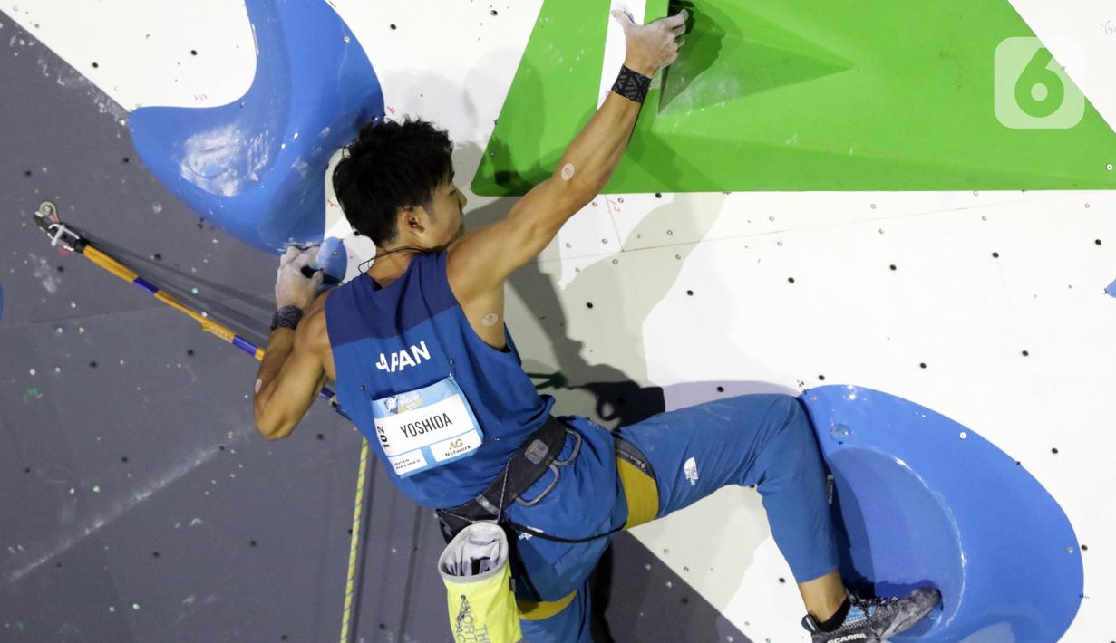 Atlet panjat tebing putra Jepang, Satone Yoshida saat berlaga di babak final kategori lead Kejuaraan Dunia Panjat Tebing 2022 seri Jakarta, Senin (26/9/2022). Satone Yoshida menempati posisi kelima dengan poin 27+ di final lead putra Kejuaraan Dunia Panjat Tebing 2022 seri Jakarta. (Liputan6.com/Helmi Fithriansyah)