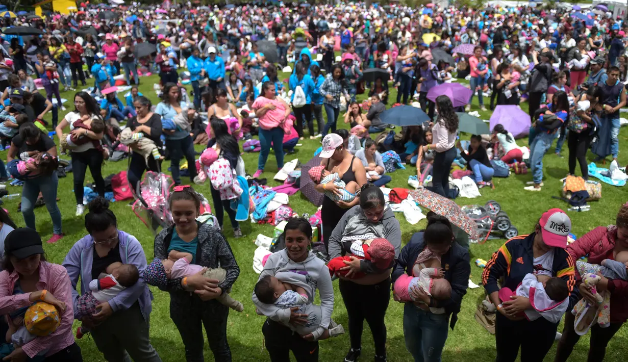 Ratusan wanita menyusui anaknya saat mengikuti Pekan Menyusui Dunia di taman Los Novios, Bogota, Kolombia, (3/8). Pekan Menyusui Sedunia (World Breastfeeding Week) diadakan setiap tahun dari tanggal 1 sampai 7 Agustus. (AFP Photo/Raul Arboleda)