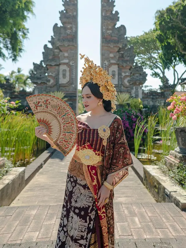 6 Potret Shandy Aulia dan Keluarga Pakai Songket Bali, Makin Memesona