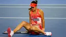 Petenis asal Serbia, Ana Ivanovic terjatuh saat bertanding di putaran kedua melawan petenis asal Latvia Anastasija Sevastova di Australia Open, Melbourne Park, Australia, (21/1/2016). (REUTERS/Thomas Peter) 