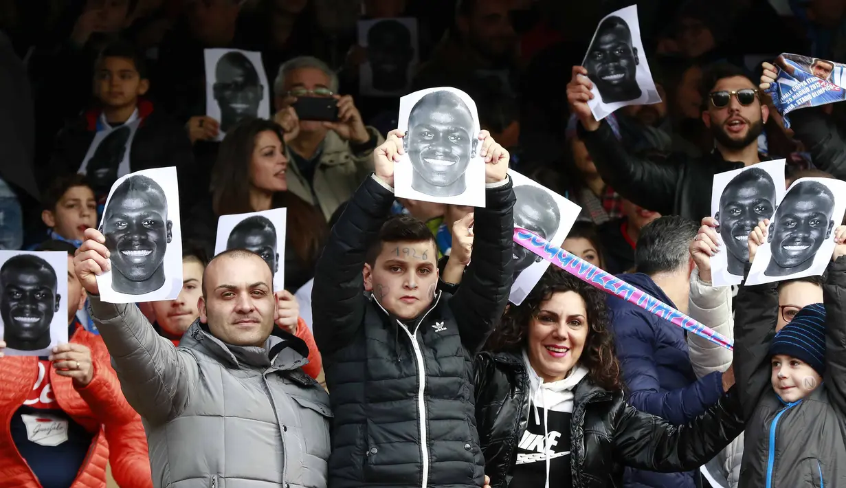  Tindakan rasis dari fans Lazio kepada Kalidou Koulibaly dibalas dengan dukungan ribuan Fans Napoli pada laga  Serie A Liga Italia di San Paolo stadium, Minggu (7/2/2016). (AFP/Carlo Hermann)