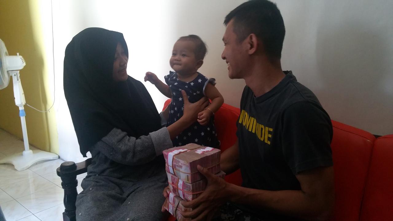 Berkah Ramadan, Sopir Taksi Online Dapat Rp 300 Juta Berkat Tutup Botol