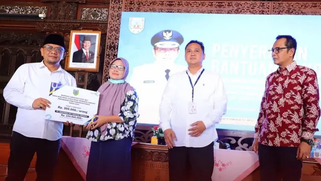 BLT yang disalurkan PJ Bupati Hasan Chabibie kepada buruh rokok diharapkan meningkatkan daya beli masyarakat sehingga menekan inflasi yang ada di Kudus. (Liputan6.com/Arief Pramono)