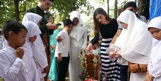 Air mata kembali metes di pusara Julia Perez pada Sabtu (15/7/2017). Sri Wulansih, ibunda Jupe, dan kedua adiknya, Della Perez dan Nia Anggia, mengunjungi Tempat Pemakaman Umum (TPU) Pondok Ranggon, Cibubur, Jakarta Timur. (Nurwahyunan/Bintang.com)