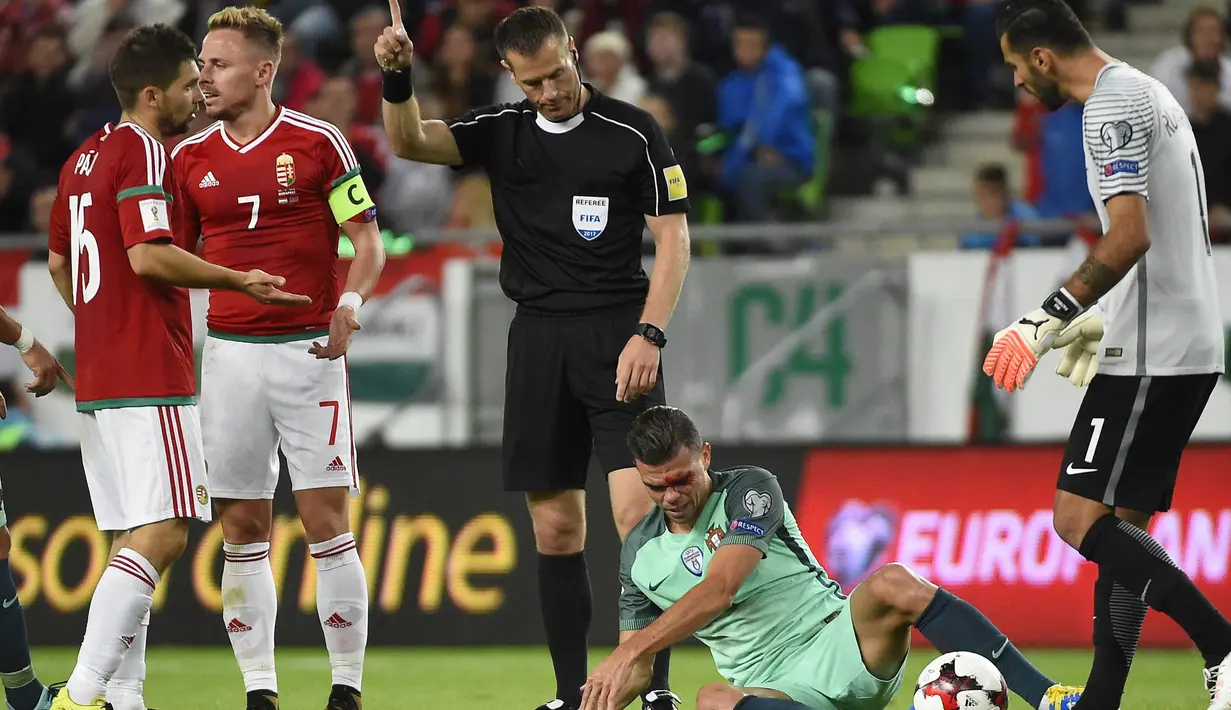 Bek Portugal, Pepe, mengalami cedera di kepala saat bertanding melawan Hongaria pada laga Kualifikasi Piala Dunia 2018 di Stadion Groupama, Minggu (3/9/2017). Portugal menang 1-0 atas Hongaria. (AP/Tamas Kovacs)