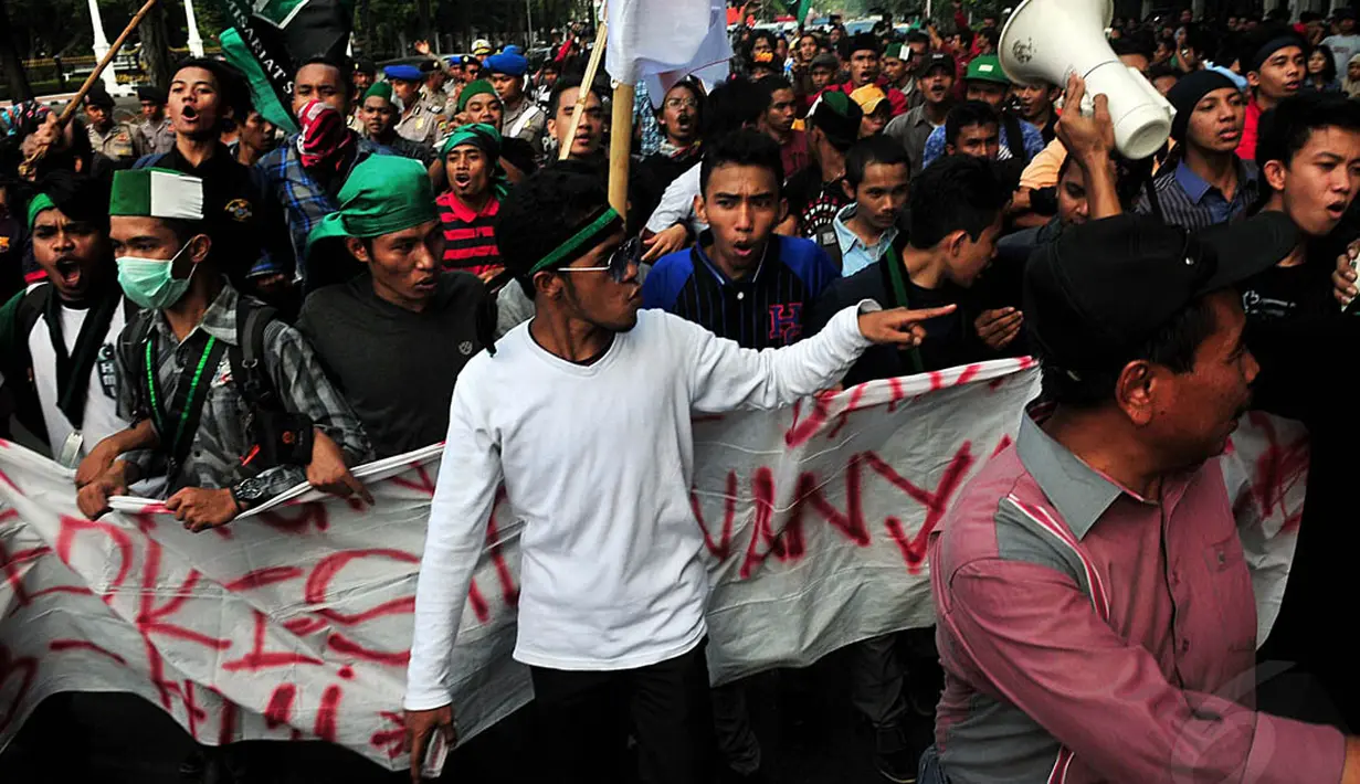 Aksi unjuk rasa menolak kenaikan harga BBM bersubsidi di Jalan Medan Merdeka, Jakarta, Rabu (19/11/2014). (Liputan6.com/Johan Tallo)