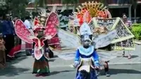 Parade kostum unik digelar di Alun-alun Kota Jepara. Sementara itu, polisi menangkap terduga palaku mutilasi wanita hamil.