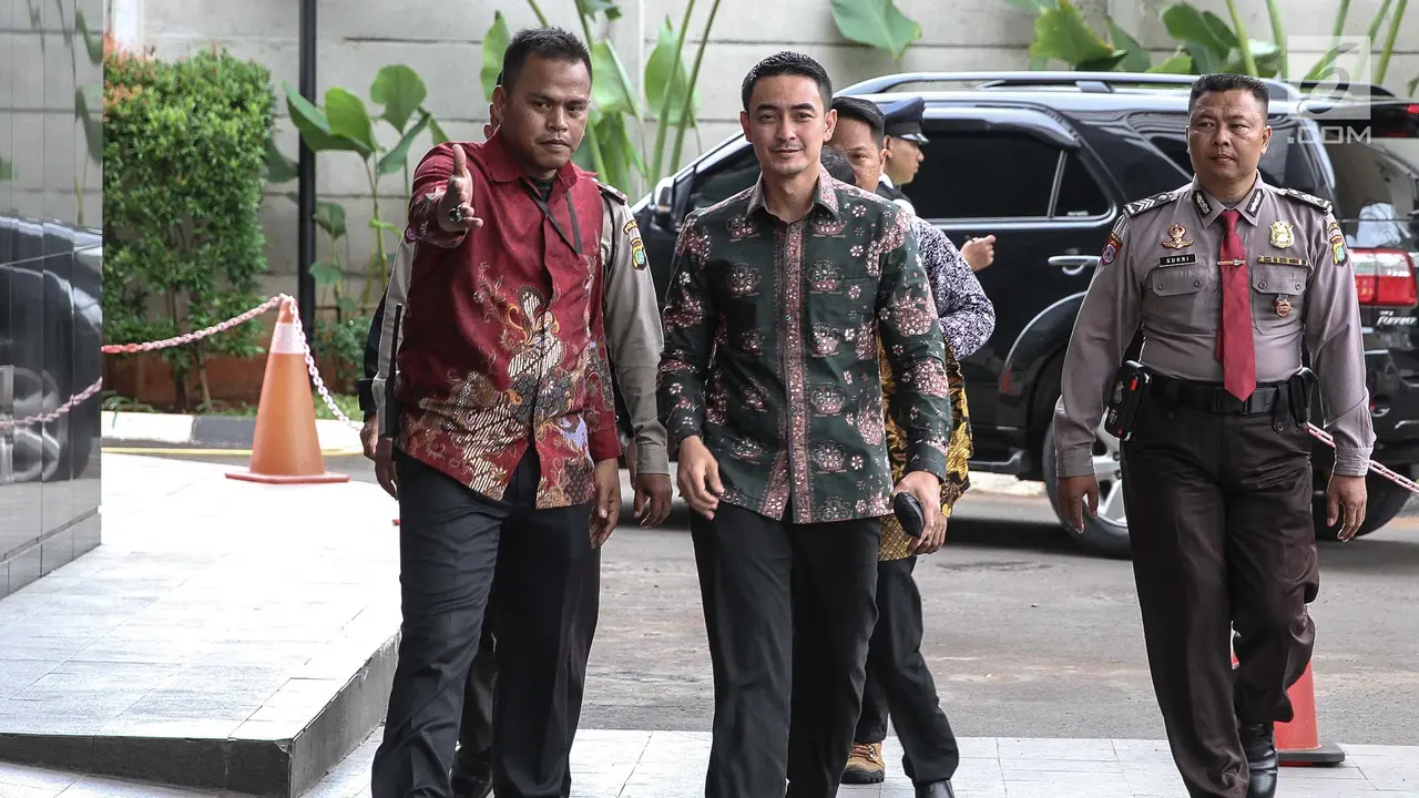 Gubernur Jambi, Zumi Zola