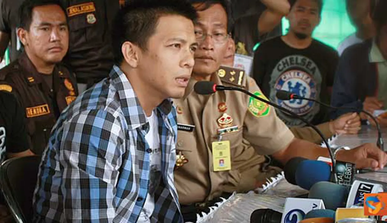 Citizen6, Bandung: Ariel Peterpan merilis lagu singlenya dihadapan puluhan wartawan di Rutan Kebon Waru, Kota Bandung, Senin (18/4). Single lagu tersebut bertajuk Dara. (Pengirim: Aries Rachmandy)