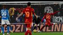 Striker AS Roma, Romelu Lukaku (kanan) melepaskan tendangan yang menghasilkan gol kedua timnya ke gawang Napoli pada laga pekan ke-17 Liga Italia 2023/2024 di Olympic Stadium, Roma, Minggu (24/12/2023) dini hari WIB. (AFP/Tiziana Fabi)