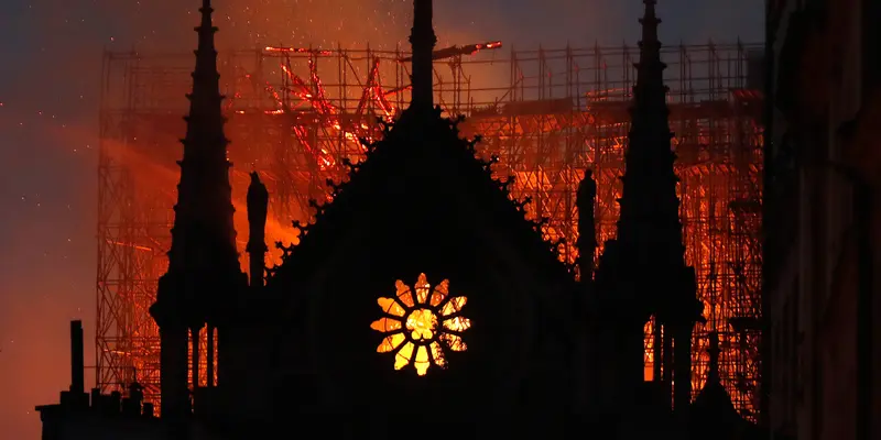 Katedral Notre Dame di Paris Terbakar