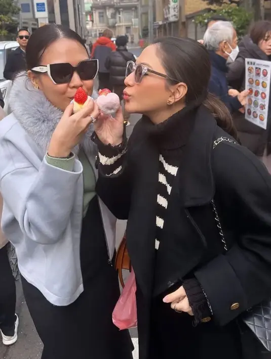 Mencicipi dessert di Jepang, Jessica Mila mengenakan coat hitam dipadukan sweater turtleneck hitam putih. Sambil mengenakan kacamata hitamnya.  [@jscmila]