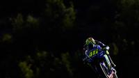 Aksi pembalap Movistar Yamaha, Valentino Rossi pada kualifikasi MotoGP Spanyol 2017 di Sirkuit Jerez. (PIERRE-PHILIPPE MARCOU / AFP)