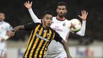 Bek AC Milan, Matei Musacchio, berusaha merebut bola dari striker AEK Athens, Sergio Araujo, pada laga Liga Europa di Stadion Olympic, Athens, Kamis (2/11/2017). Kedua klub bermain imbang 0-0. (AP/Petros Giannakouris)
