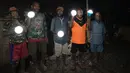 Warga menunjukkan Lampu Tenaga Surya Hemat Energi (LTSHE) di Distrik Puldama, Kabupaten Yahukimo, Provinsi Papua. Nyala lampu bisa diatur maksimal, medium atau  redup. (Liputan6.com/HO/Hadi M Juraid)