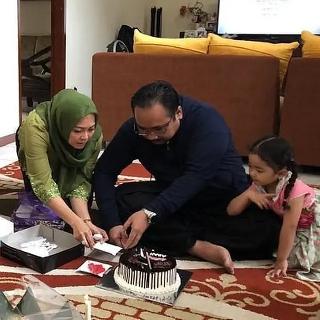 7 Potret Mesra Menteri Agama Gus Yaqut dan Istri, Romantis Banget