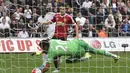 Kiper MU, Sergio Romero, tak kuasa menahan bola tendangan Bafetimbi Gomis. Minggu (30/8/2015). (Reuters/Rebecca Naden)