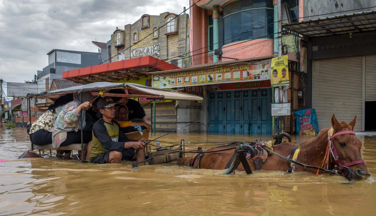 Badan Penanggulangan Bencana Daerah (BPBD) Kabupaten Bandung mencatat ada sekitar 7027 jiwa terdampak banjir di Kampung Lamajang Peuntas, Desa Citeureup, Kecamatan Dayeuhkolot. (TIMUR MATAHARI/AFP)
