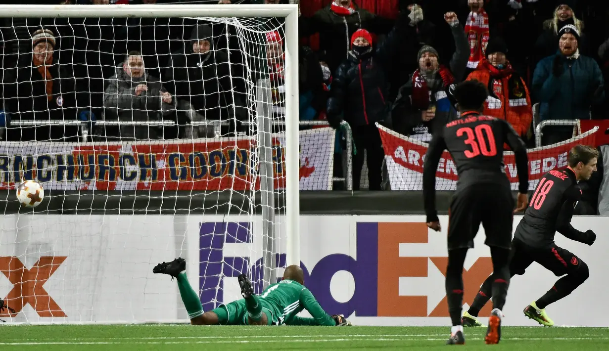 Pemain Arsenal, Nacho Monreal merayakan gol ke gawang Ostersunds pada laga leg pertama babak 32 besar Liga Europa di Jamtkraft Arena, Jumat (16/2). Arsenal memetik kemenangan tandang 3-0 atas Ostersunds. (Robert HENRIKSSON/TT NEWS AGENCY/AFP)