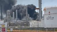 Suasana mencekam menyelimuti kawasan Kilang Minyak PT Trans-Pacific Petrochemical Indotama (TPPI) di Desa Remen, Kecamatan Jenu, Kabupaten Tuban, Kamis (16/10/2025). (Liputan6.com/ Ahmad Adirin)