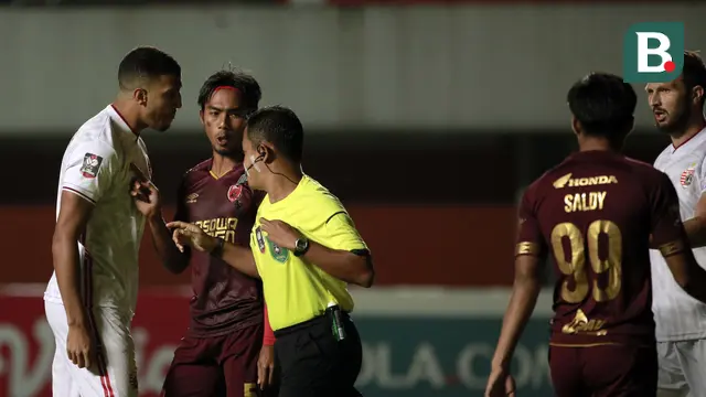 FOTO: Laga Adu Bacot di Awal Pertandingan PSM Makassar saat Melawan Persija Jakarta