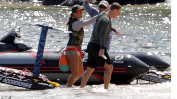 Foto Mark Zuckerberg usai menyalurkan hobi berselancar di Hawaii (Foto: Dailymail/ MEGA)